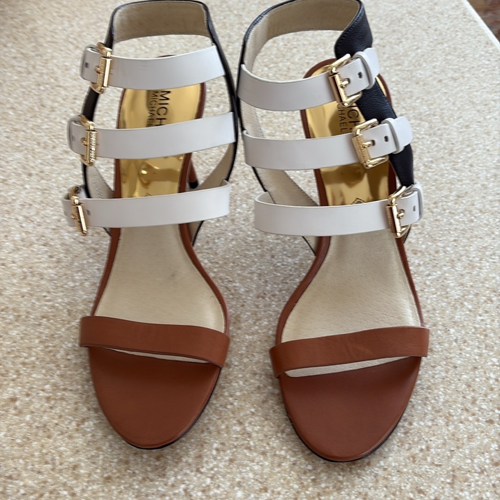 Michael Kors Beverly Sandal Mid Heel Optic White/Black/Luggage Brown - Picture 5 of 9